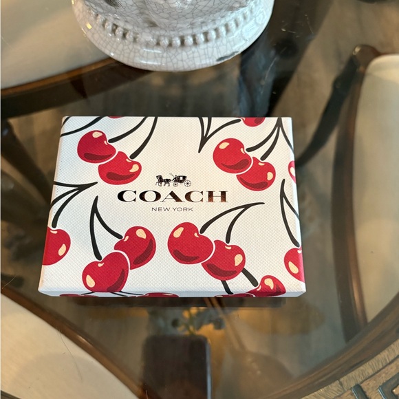♥️♥️COACH PEBBLED LEATHER ZIP AROUND CHERRY CARD CASE!♥️♥️ - Picture 4 of 4